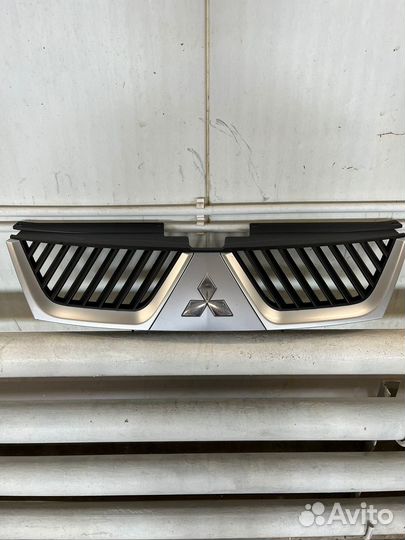 Решетка радиатора mitsubishi outlander xl 2008год