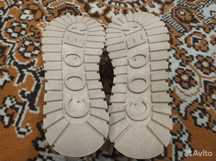 Кроссовки женские