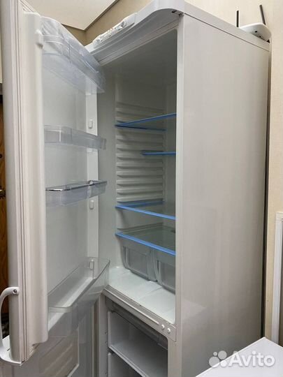 Холодильник б/у indesit C240G