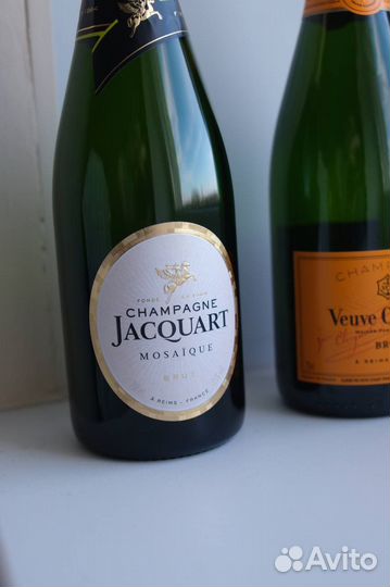 Бутылки Veuve Clicquot и Jacquart