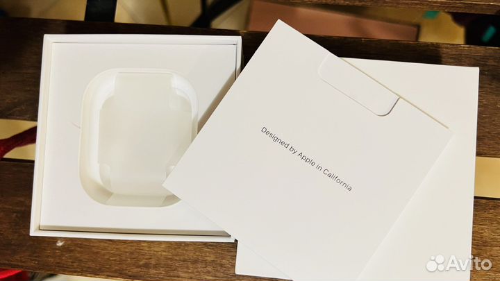 Коробка от оригинальных наушников apple