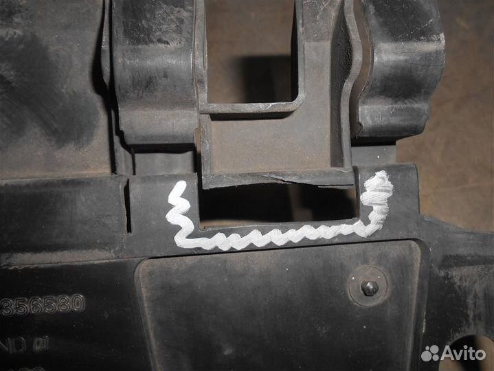 Кожух замка капота от Peugeot 3008 2010-2016