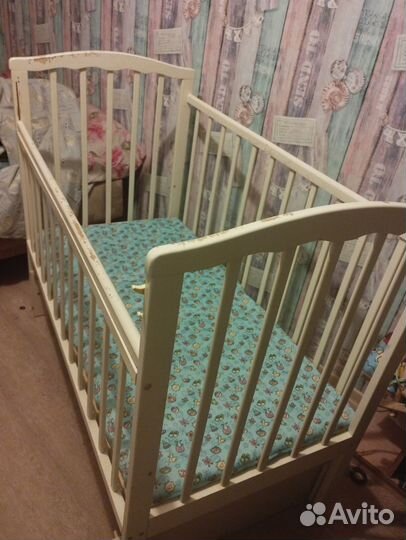 Детская кроватка с маятником