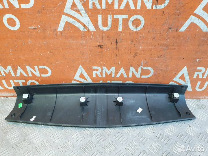 Обшивка двери багажника верхняя Mitsubishi