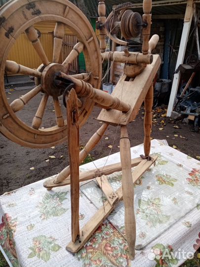 Старинная деревянная прялка