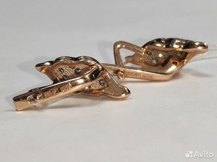 Золотые серьги с бриллиантом