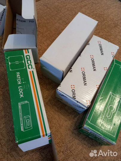 Замок для цельностеклянных дверей