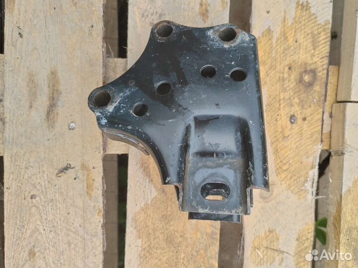 Кронштейн опоры двигателя Mazda 323 BA