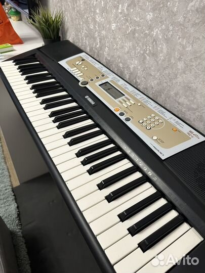 Синтезатор Yamaha PSR R200