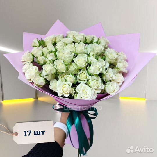 Букет белых кустовых роз 40 см 17 шт