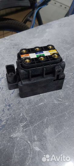 Блок клапанов пневмоподвески Мерседес