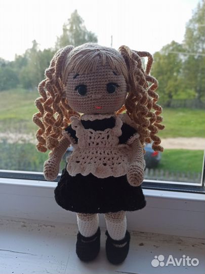 Кукла школьница вязанная