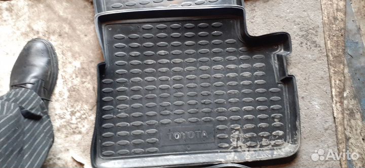 Продам резиновые коврики в салон toyota korolla
