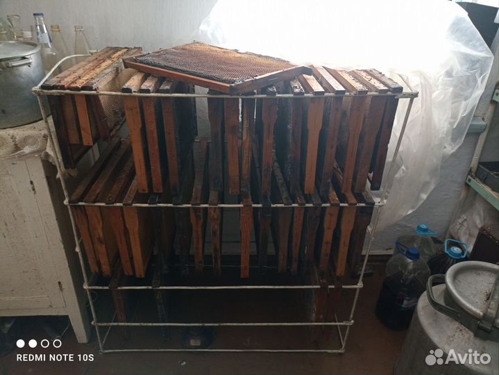 Рамки для пчел, улей, дымарь, кормушки