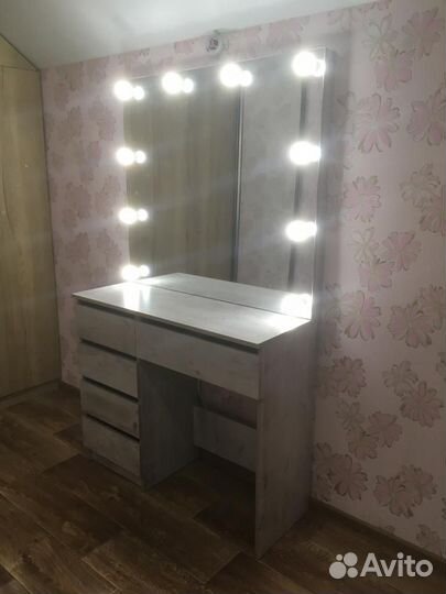 Туалетный столик с зеркалом