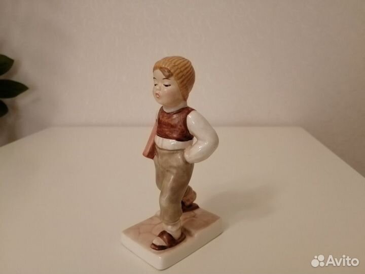 Фарфоровая статуэтка мальчик/дети Goebel Germany