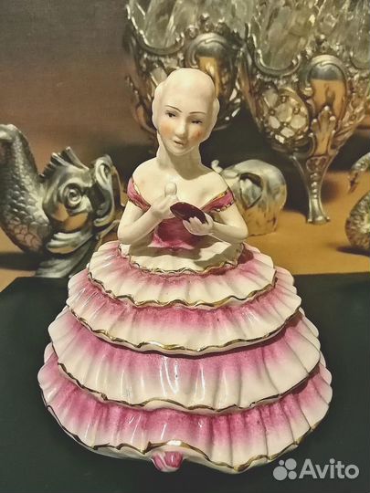 Дамы статуэтки