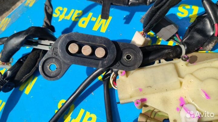 Замок двери задний левый Mazda Mpv LW3W lwfw 2004