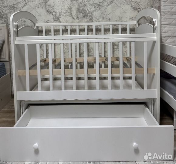 Кроватка для новорожденных с маятником