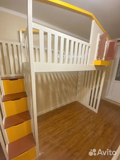 Детская кровать чердак домик с лестницей комодом