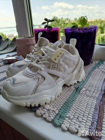 Кроссовки женские