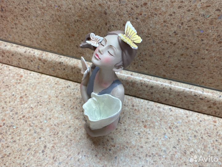 Фарфоровые статуэтки девушка с бабочками