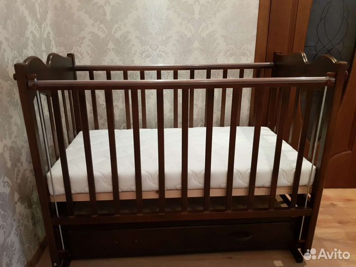 Детская кроватка с маятником и ящиком