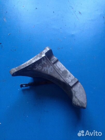 Лапа двигателя правая на BMW E36 M40