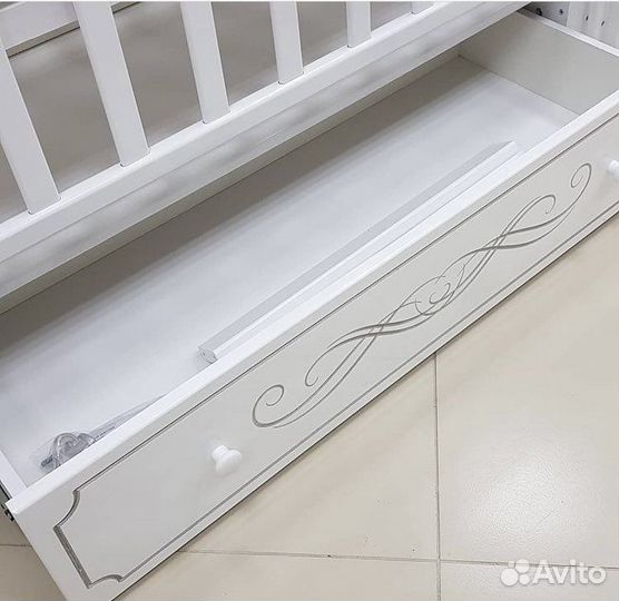Детская кроватка и пеленальный комод
