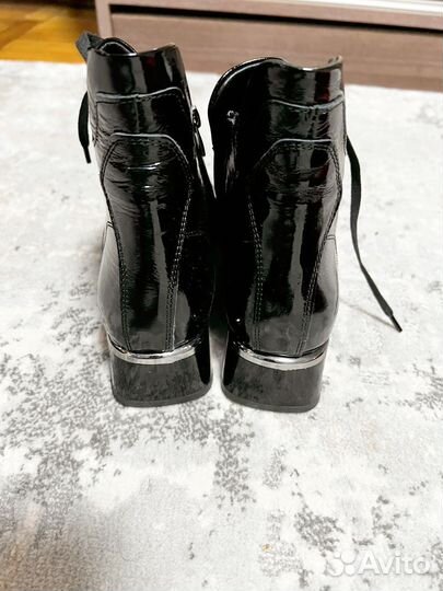 Зимние женские сапоги 38 лаковые новые