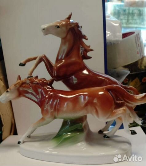 Статуэтка фарфоровая 