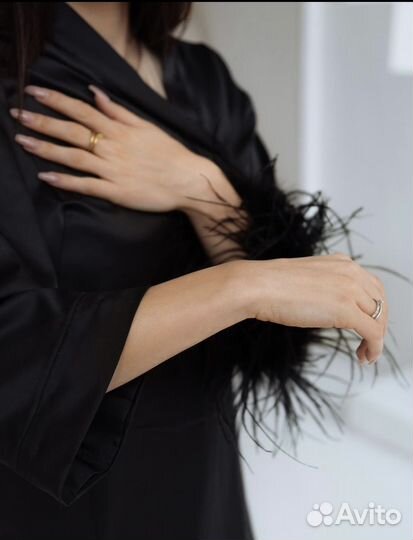 Шелковый халат с перьями