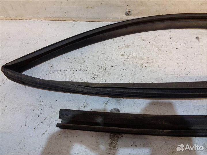 Уплотнитель стекла Jeep Grand Cherokee (WK2) 2010