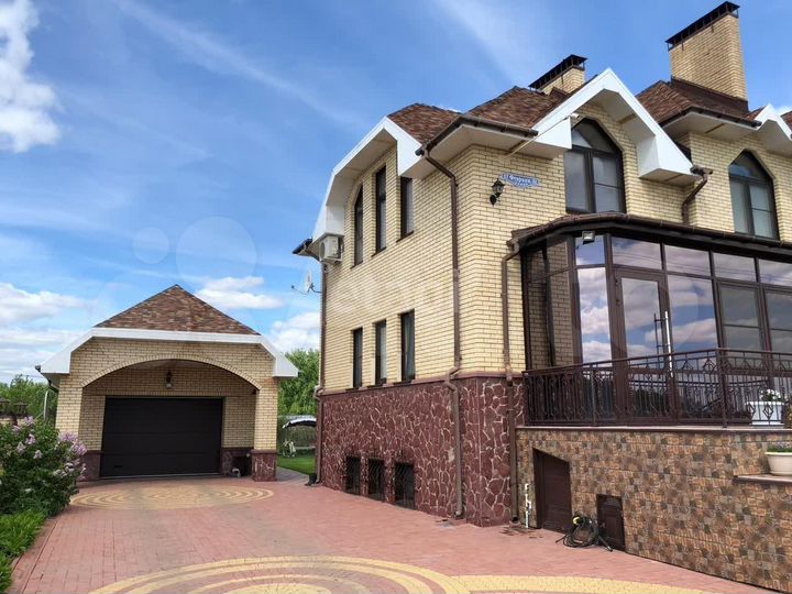 Коттедж 267 м² на участке 15 сот.