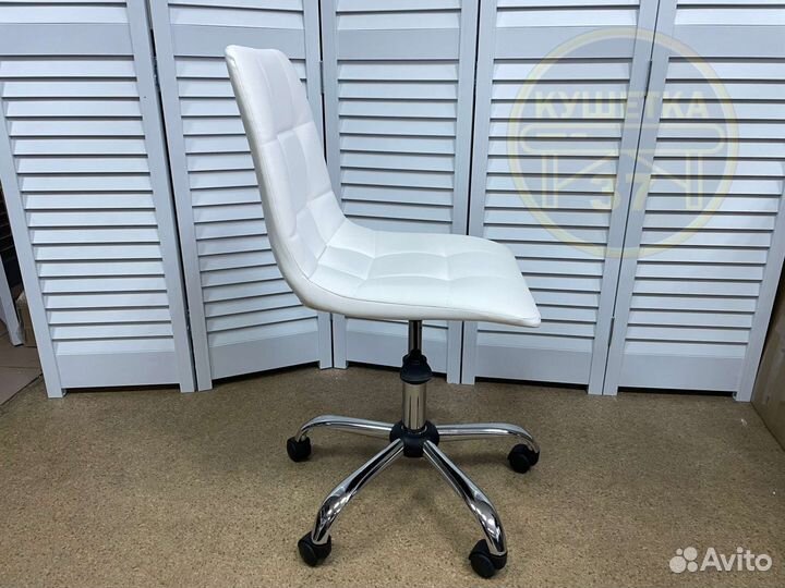 Стул мастера на колесиках