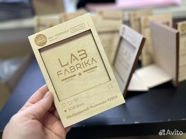 Бейджи с окошком, гравировка, деревянные рамки