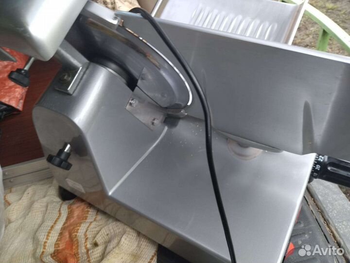 Слайсер для нарезки мяса и сыра