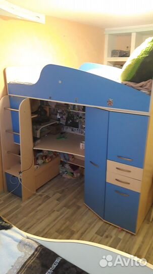 Детская кровать чердак со столом и шкафом