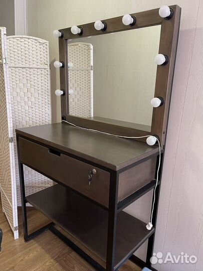Стол бровиста /визажиста с зеркалом и подсветкой