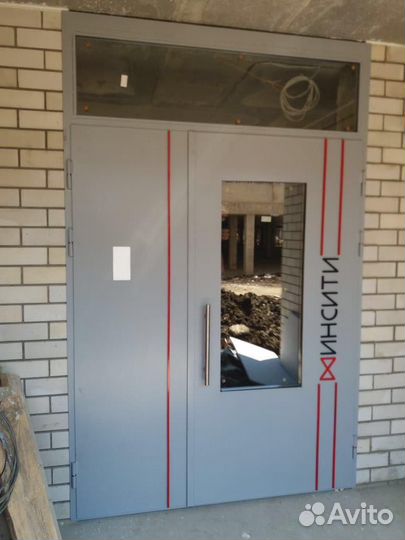 Дверь входная в подъезд