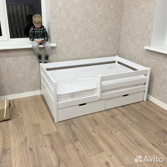 Кровать детская окрашенная массив сосна