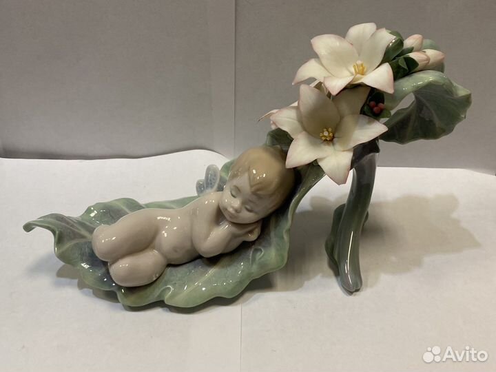 Lladro мальчик эльф на капустном листе