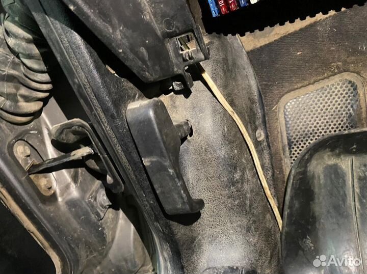 Рычаг открывания капота Volkswagen Passat B3