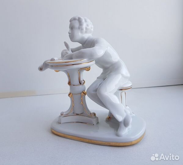 Статуэтка СССР - юный пушкин за столом. лфз