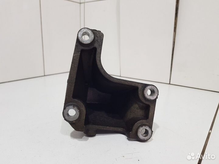 Кронштейн опоры двигателя левый