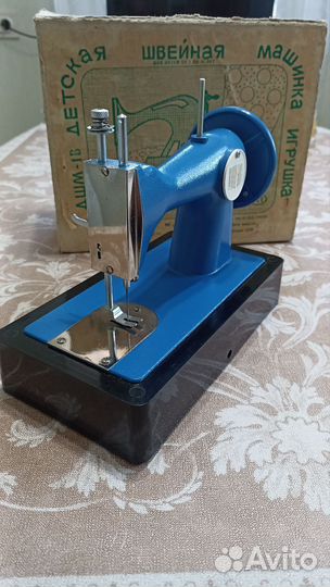 Детская швейная машинка времен СССР