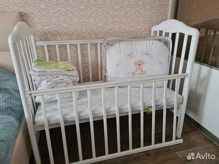 Детская кроватка с маятником