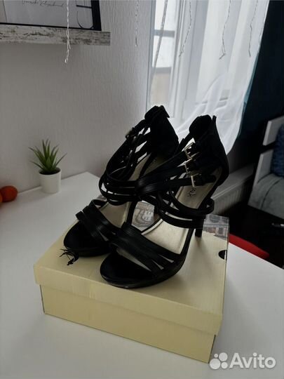 Босоножки на каблуке 37