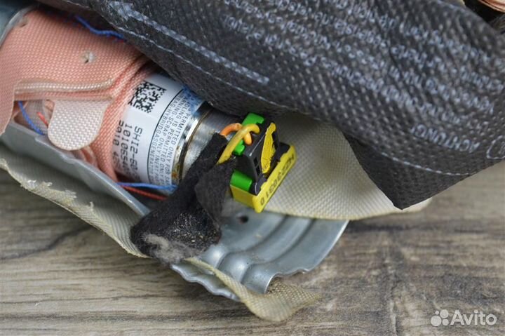 Шторка безопасности правая peugeot 3008