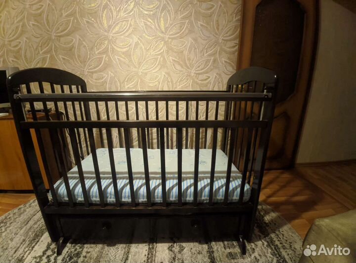 Детская кроватка с маятником и ящиком